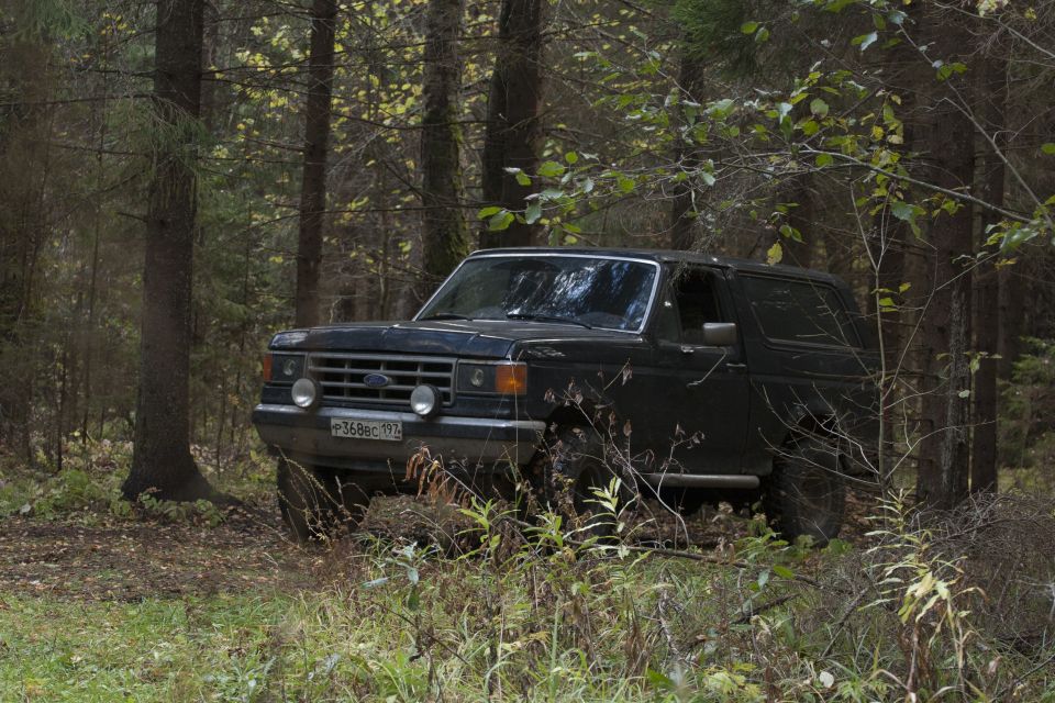 1987 Ford Bronco 3q-front view in a forest