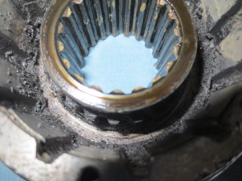 1996 Ford Bronco - A close-up view of a splined hub, showing accumulated grease and debris. The Supermotors.net logo is visible in the lower right corner.