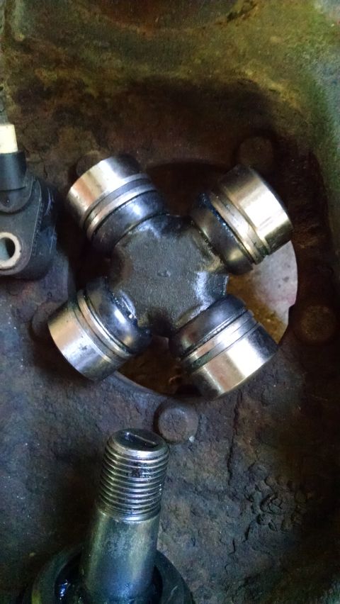 1994 Ford Bronco - Close-up of a universal joint, part of a vehicle's drivetrain. Supermotors.net logo is present.