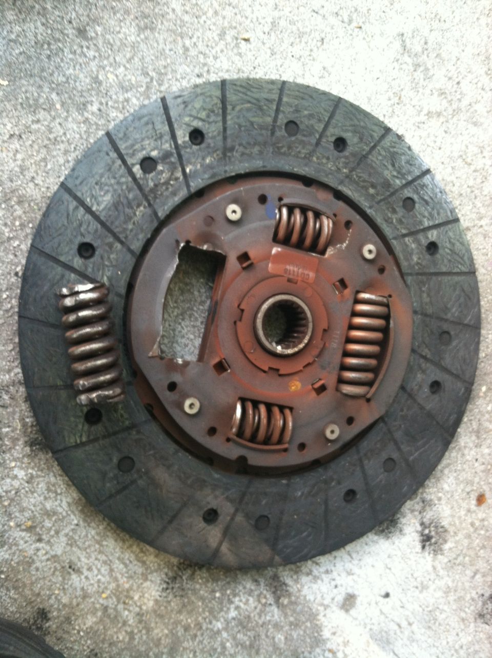 Clutch disc with broken spring