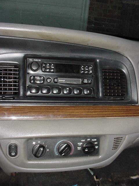 2001 Ford Crown Victoria photo