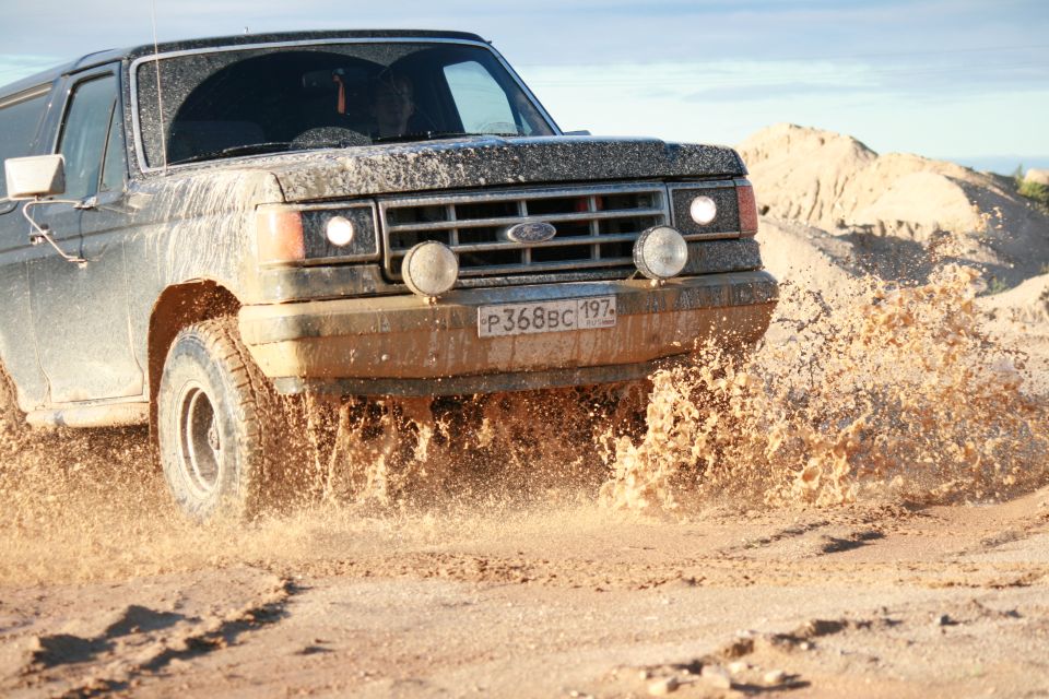 1987 Ford Bronco splashing mud