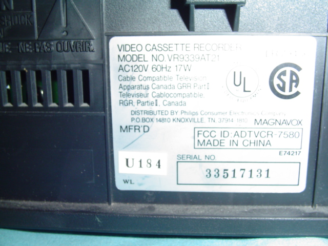 Label on a VCR with model VR9339AT21 and serial number 33517131