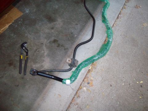 2004 Ford Crown Victoria - Old swaybar off. Finally, because that sucker was tuff.