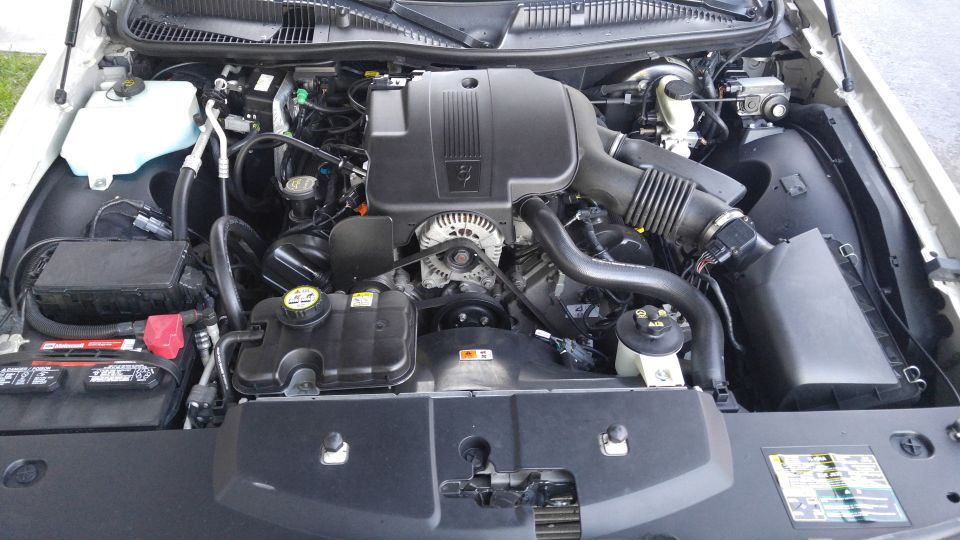 Engine bay of a 2004 Lincoln Town Car