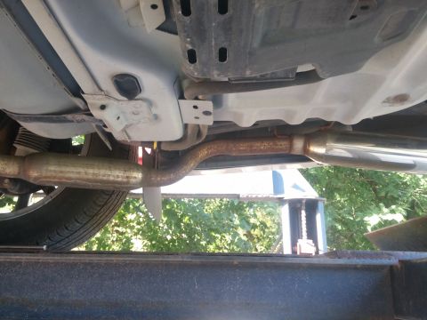 2000 Mercury Grand Marquis - The underside of a vehicle shows the exhaust system and fuel tank, with a "SUPERMOTORS" watermark visible.