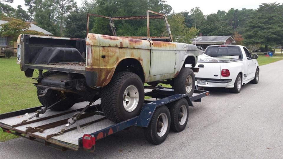 1972 Ford Bronco on trailer, 3q-front view, rusted body
