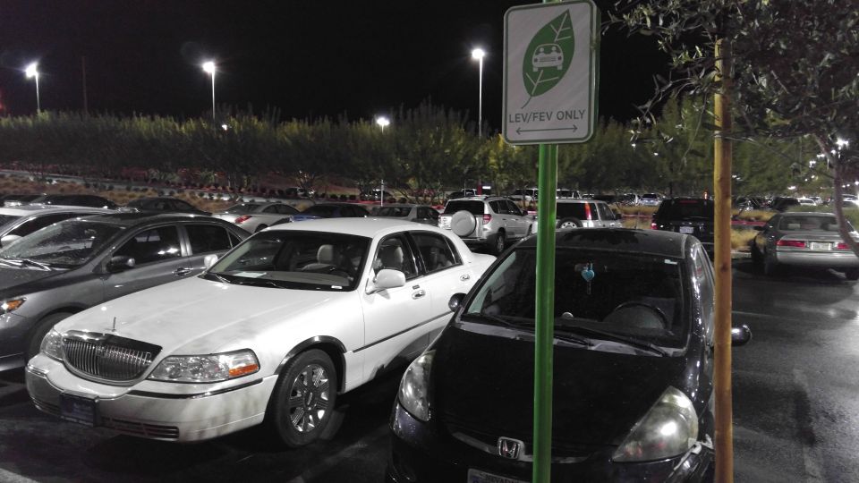 White 2004 Lincoln Town Car front 3/4 view