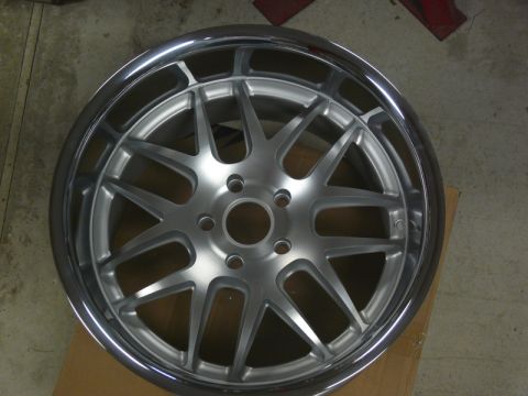 Silver alloy wheel with polished lip