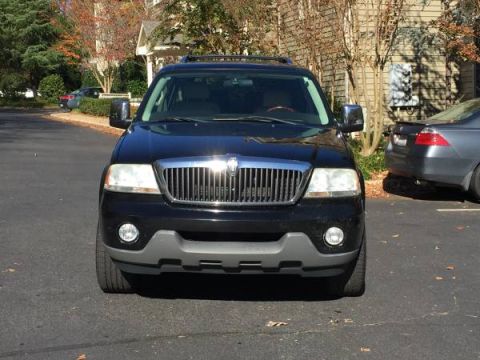 2003 Lincoln Aviator - The front grille and headlights are characteristic of the 2003 Lincoln Aviator.