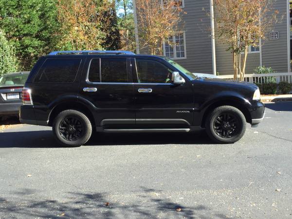 Black 2003 Lincoln Aviator parked on asphalt with black rims