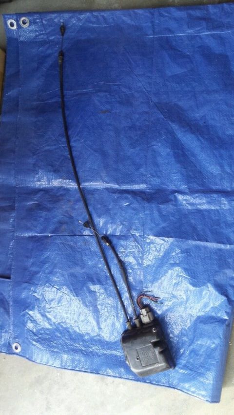 2003 Lincoln Aviator - Door lock actuator with attached cables, laid out on a blue tarp.