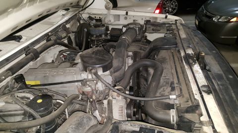 1995 Ford Bronco - The engine bay of a 1995 Ford Bronco, its V8 engine and associated components.