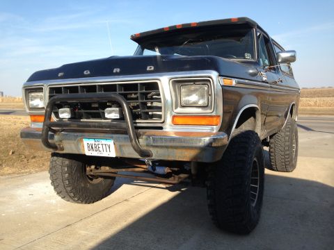 1979 Ford Bronco - This 1979 Ford Bronco features a prominent brush guard and lifted suspension, giving it a stance.