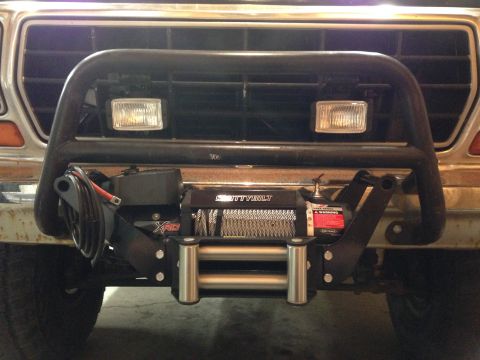 1979 Ford Bronco - Front view of a 1979 Ford Bronco a brush guard and a Smittybilt XRC winch.