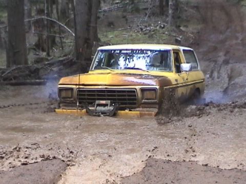 1994 Ford Explorer - Steve pushes most of the water from Fire Fox as he makes his way through with his 35" AT's