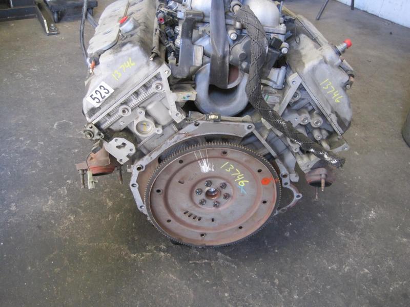 V8 engine with flywheel, showing yellow markings "523 13 746" and "13746".