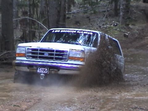1994 Ford Explorer - Alvey having fun throwing up some mud as he comes out of the hole