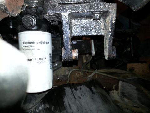 1994 Ford Bronco - Close-up of a Cummins lube filter and a metal bracket with part number 1402 visible.