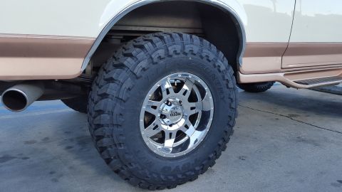 1995 Ford Bronco - 35 inch Toyo MT's and 17x9 Moto Metal 975 wheels