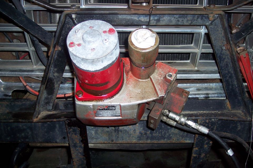 Warn hydraulic pump mounted on a vehicle