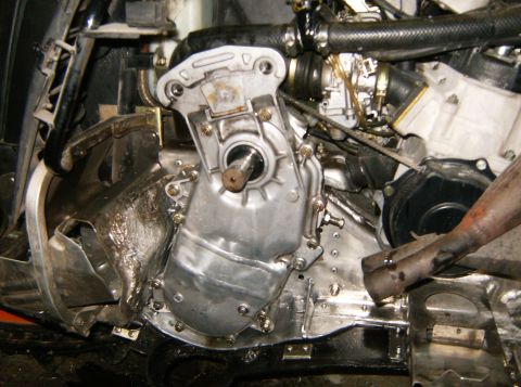 2000 Ford E350 - Detailed view of mechanical components, including a shiny metal casing and various hoses and wires.