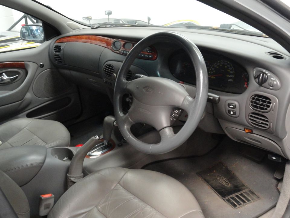 Interior shot of a car showing the dashboard, steering wheel, seats, and center console. A 'Supermotors.net' watermark is visible