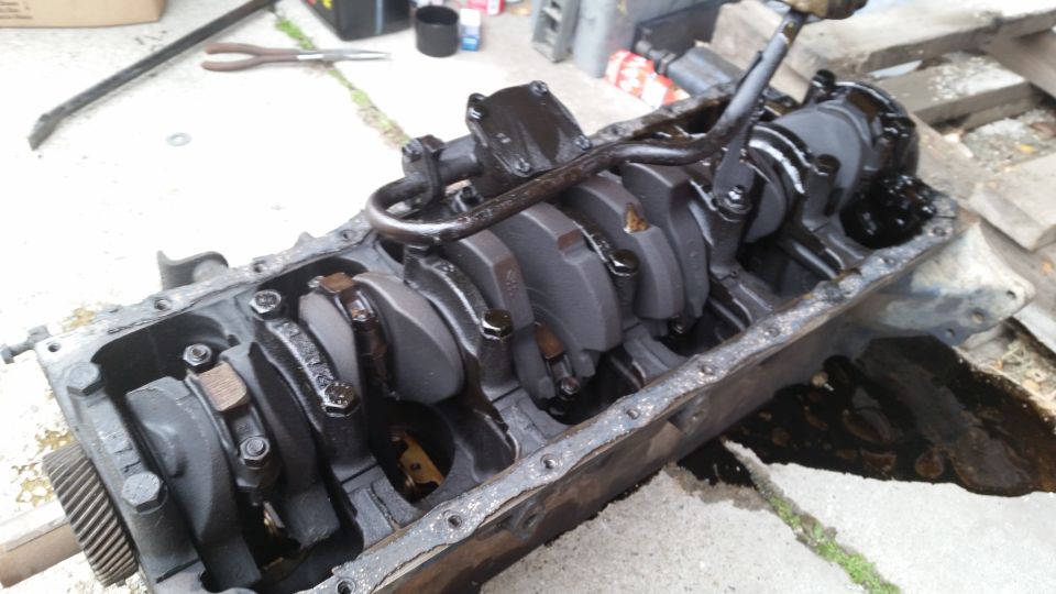 Engine block with crankshaft and connecting rods exposed