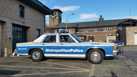 1991 Ford LTD Crown Victoria - Side view of a 1991 Ford Crown Victoria marked as Metropolitan Police.