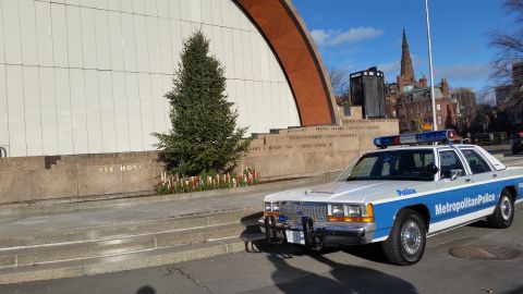 1991 Ford LTD Crown Victoria - A 1991 Ford Crown Victoria police car is parked in front of a building with a Christmas tree.