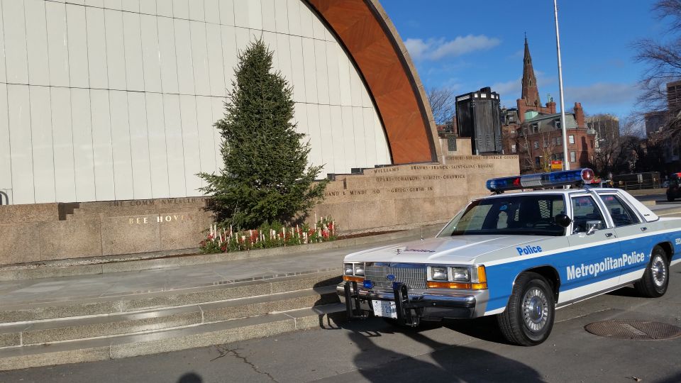 1991 Ford Crown Victoria police car, front 3/4 view