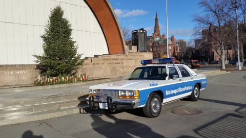 1991 Ford LTD Crown Victoria - Metropolitan Police Ford Crown Victoria parked outdoors with a Christmas tree nearby.
