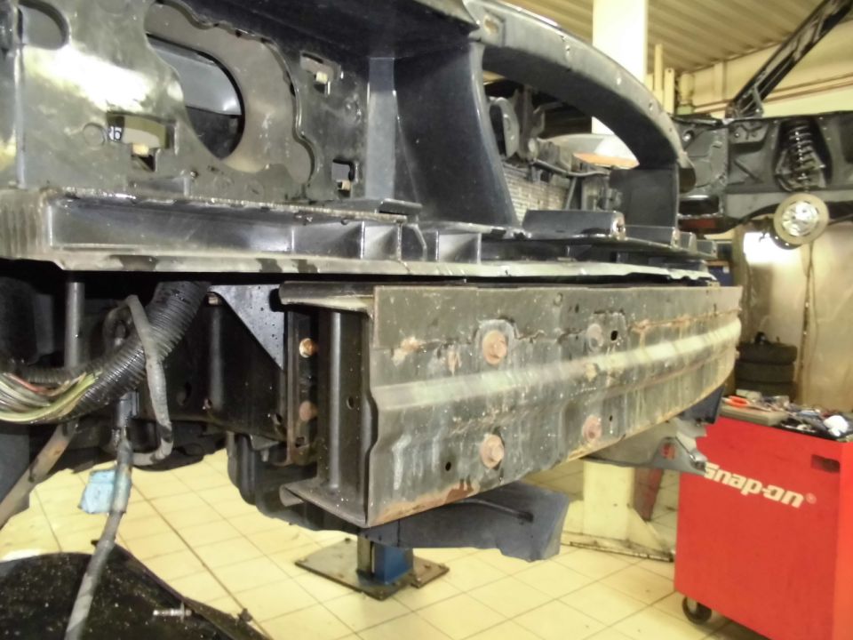 Front bumper support structure with rust and wiring harnesses