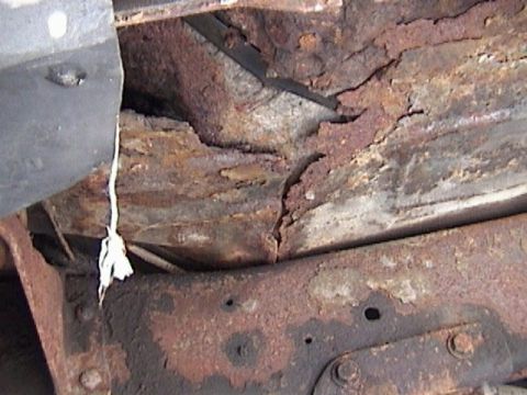 1995 Ford Bronco - The frame and body panels of this vehicle show significant corrosion and structural compromise.