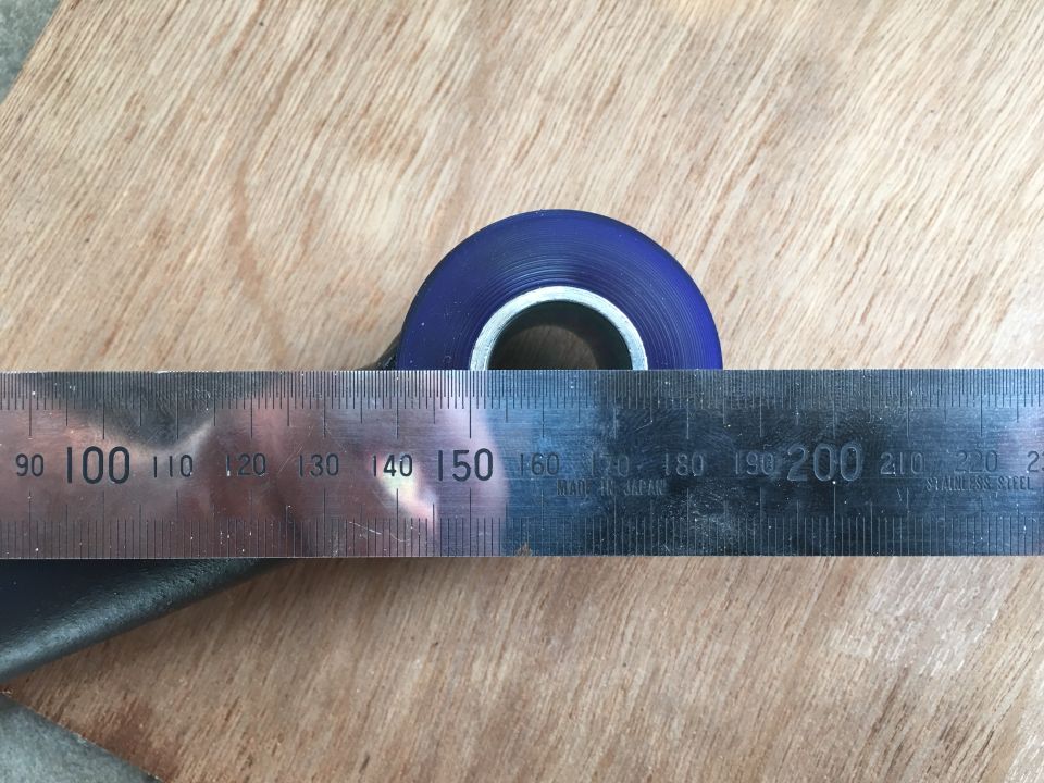 Blue bushing and metal ruler showing measurements from 90 to 220 cm