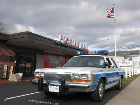 1991 Ford LTD Crown Victoria - Photo of a Metropolitan Police Crown Victoria parked in front of Florian Hall.