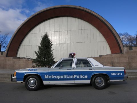 1991 Ford LTD Crown Victoria - Photo of a Metropolitan Police Crown Victoria parked before the Hatch Shell amphitheater.