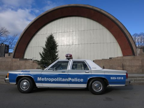 1991 Ford LTD Crown Victoria - Side view of a 1991 Ford Crown Victoria marked as a Metropolitan Police vehicle.