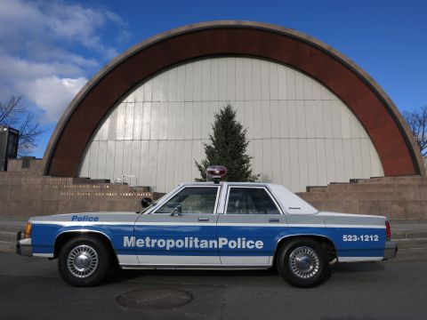 1991 Ford LTD Crown Victoria - Photo of a Metropolitan Police Crown Victoria parked before the Hatch Shell amphitheater.