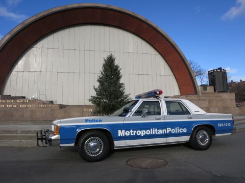 1991 Ford LTD Crown Victoria - Photo of a Metropolitan Police Crown Victoria patrol car parked at an arched bandshell.