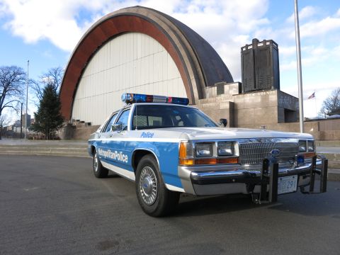1991 Ford LTD Crown Victoria - Photo of the front of a Metropolitan Police Crown Victoria cruiser by a domed structure, not a technical document.