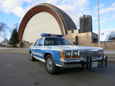 1991 Ford LTD Crown Victoria - Photo of a Metropolitan Police Crown Victoria cruiser parked before a bandshell, not a technical document.