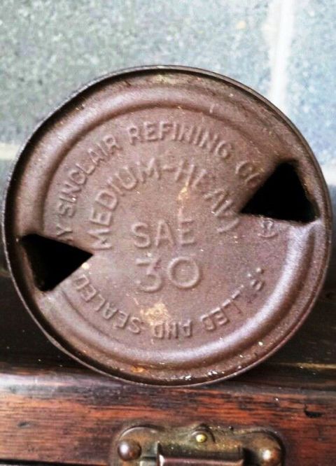 1909 Ford Model T - A close-up view of a vintage Sinclair Refining Co. oil can top, marked SAE 30, showing signs of rust and wear.