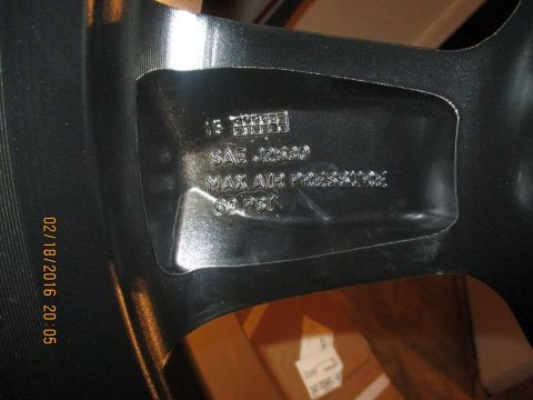 2004 Ford Crown Victoria - Wheel shows SAE J2530 standard and maximum air pressure of 60 PSI.