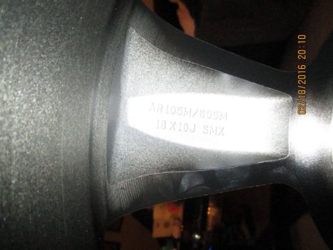 2004 Ford Crown Victoria - Close-up of a wheel showing part number AR105M/805M and size 18 x 10J.