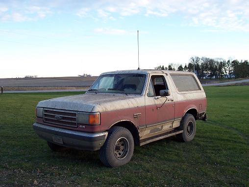 1987 Ford Bronco 3q-front view, two-tone red and white