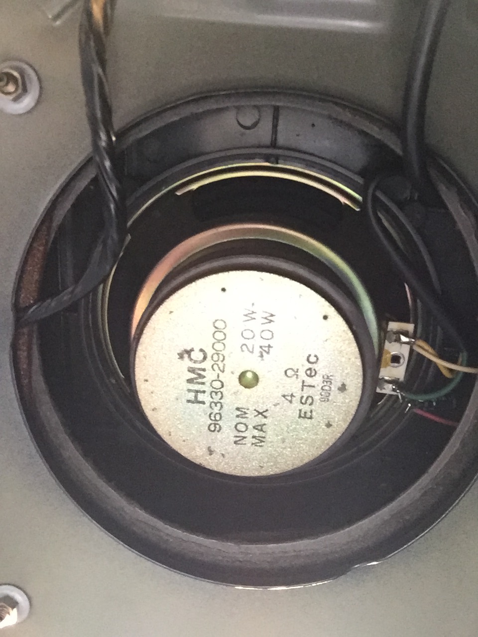 Factory door speaker HMC 96330-29000 with 20W nominal 40W max 4 ohm label exposed