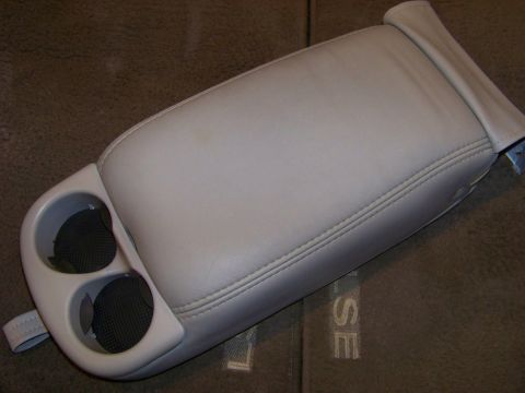 1999 Mercury Grand Marquis - Center console armrest with dual cup holders, likely from a sedan, with a Supermotors watermark visible.