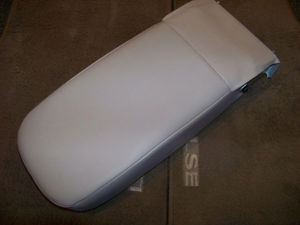 Light gray armrest with embossed 'SE' on brown carpet