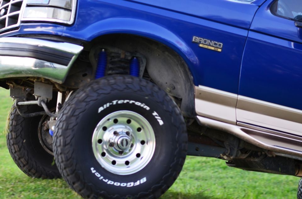 1996 Ford Bronco blue side view, showing front wheel and fender with BFGoodrich tire
